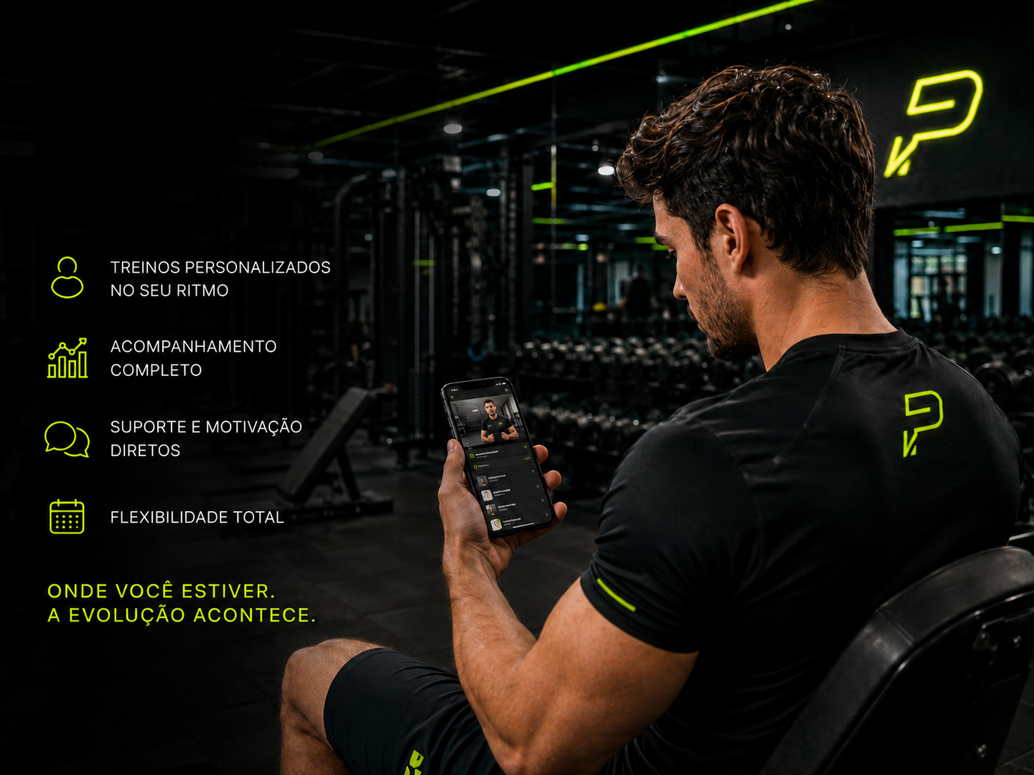 Personal trainer usando aplicativo para consultoria online